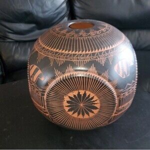RARE SIGNED NAVAJO POTTERY - LYDELL WOODS  includes legend